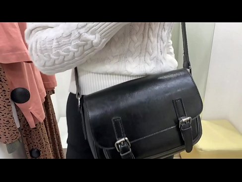 ❤️ Vieša jaunos kalės FeralBerry masturbacija su dildo aprangos kambaryje ❤️ Kietas porno prie mūsų ❌❤