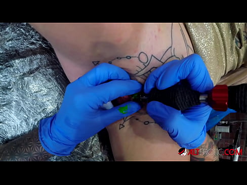 ❤️ Itin tatuiruota karšta Sully Savage gavo tatuiruotę ant savo klitorio ❤️ Kietas porno prie mūsų ❌❤